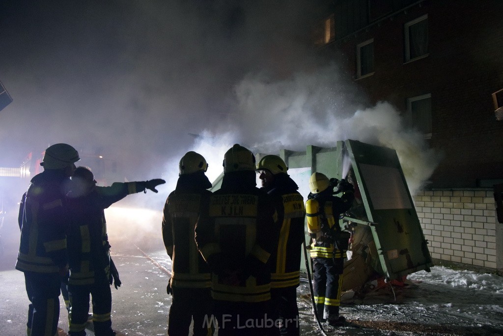 Feuer Papp Presscontainer Koeln Hoehenberg Bochumerstr P217.JPG - Miklos Laubert